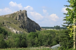 Stînca Ţiglău de pe malul Lopatnicului de la marginea satului Corjeuţi