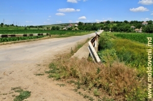 Мост через Ботну у села Зымбрень, Яловень
