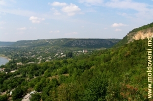 Вид на Рашков с вершины «Чертова пальца»