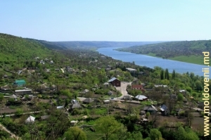 Vedere spre satul Stroienţi şi Nistru din vîrful stîncii, plan mediu
