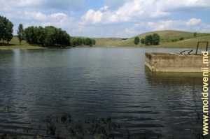Lacul de acumulare de pe rîul Lopatnic în apropiere de satul Caracuşenii Vechi
