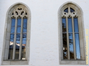 Окна в старой церкви монастыря Кэприяна