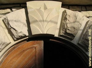 Декоративные элементы из косэуцкого камня над входом в погреб