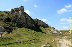 Stînca de pe malul rîului Lopatnic la marginea satului Corjeuţi, plan îndepărtat
