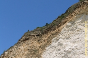 Вершина склона ущелья, виден осыпающийся участок стены