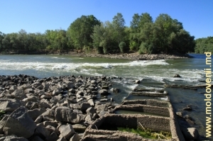 Pragurile de pe ruinele barajului la începutul rîului Turunciuc