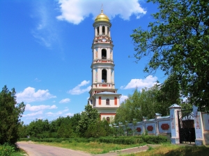 Колокольня монастыря Ново-Нямец, вид со стороны села