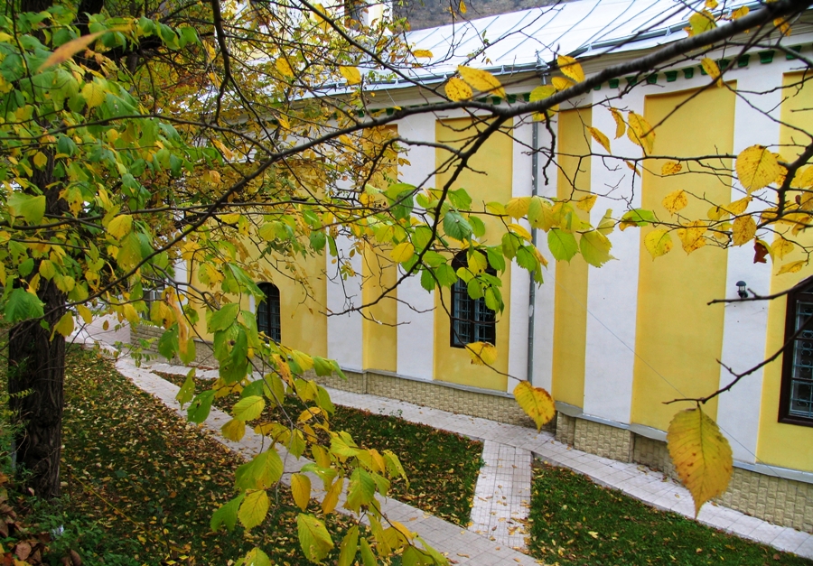 Vedere dintr-o parte a bisericii de vară a mănăstirii Saharna - toamna
