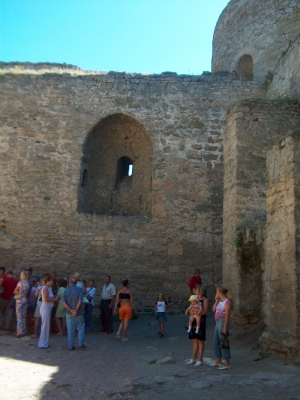 Colţul de sud-est- lîngă care se află absida altarului, săpată îngrosimea zidului. În prim plan pilonii care susţineau treptele care urcau la nivelul drumului de strajă