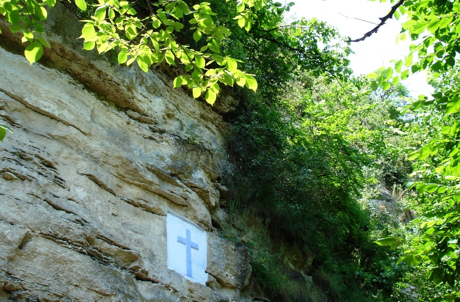 O parte din stînca în care e săpată în piatră biserica mănăstirii Saharna
