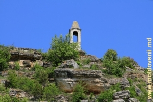 Turnul Vînturilor din vîrful stîncii de toltre, prim-plan, vedere de pe pantă