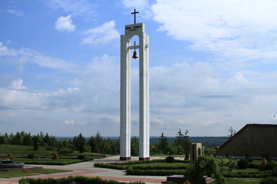 Шерпенский мемориал, главная арка