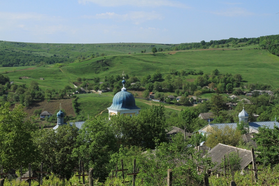 Вид на монастырь, село и окрестности с верхней улицы села Табэра