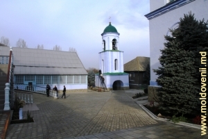 Двор монастыря Жапка и вид на колокольню