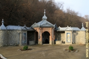 Pavilioanele de deasupra izvoarelor Mănăstirii Japca
