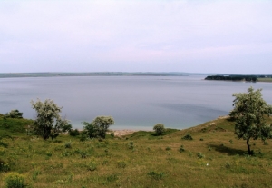 Malul lacului de-a lungul albiei rîului Ciugur