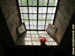 Окно летней церкви монастыря Кондрица
