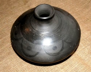 Сосуд из чёрной керамики