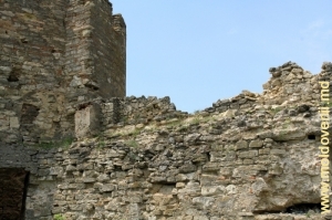 Fragment al zidului, care nu a fost supus restaurării