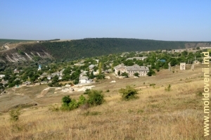 Вид на село Требужень со склона ущелья в западном направлении