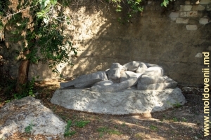Скульптура «Покой» у подножия «Радужного грота»