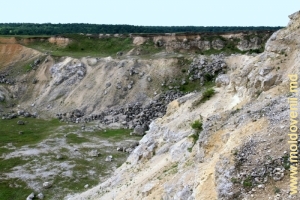Гигантский выработанный карьер, уничтоживший половину толтровой гряды в урочище Ла Кастел