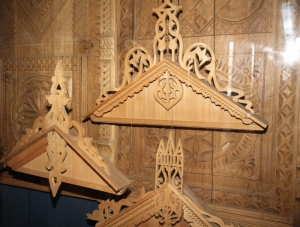 Elemente decorative ale frontonului casei
