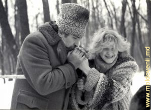 Regizorul Iacob Burgiou și actrița Elena Proklova în timpul filmărilor filmului „Fii fericită, Iulia”. 1985