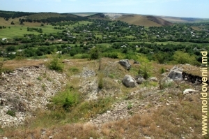 Вид на село Фетешть, ущелье и карьер на дальнем плане