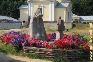 Sculptura din curtea Mănăstirii Hîncu