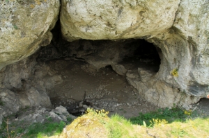 Пещера в правом склоне ущелья