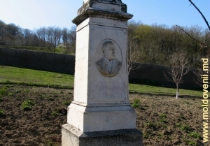Monument proprietarului şi fondatorului satului Suruceni – Egor Surucean