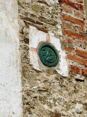 Disc cu semn heraldic în relief, acoperit cu glazură verde