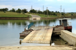 Podul umblător de pe lacul de acumulare pe lacul de acumulare