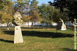 Sculpturi în Parcul Francez din Ungheni