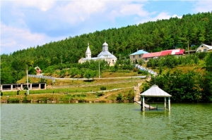 Вид на монастырь и озеро