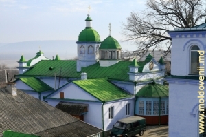 Вид с колокольни на Михайло-Архангельскую (зимнюю) церковь