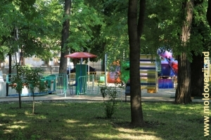 Детская площадка в парке Андриеш
