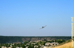 Спортивный самолет над селом Требужень
