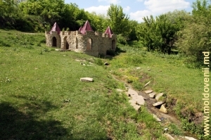 Живописные постройки над восстановленными источниками в селе Плоп