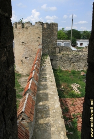 Vedere spre zidul cetăţii de sus de pe una dintre platformele turnului central