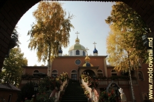 Mănăstirea Sf. Gheorghe din Ungheni toamna