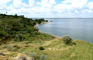 Malul lacului de acumulare de la Costesti,in apropierea postului de graniceri