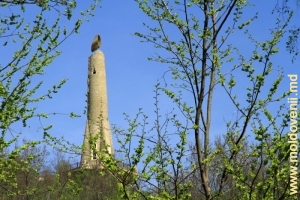 Монумент Свеча Благодарения (Бадя Миор) в Сороках, апрель 2012