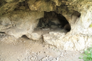 Пещера в правом склоне ущелья, вид изнутри