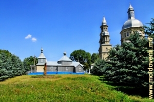 Biserica veche din lemn şi cea nouă din satul Hădărăuţi, Ocniţa