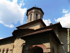Detalii ale aspectului exterior al bisericii