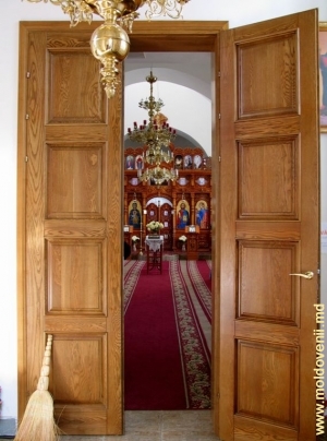 Intrarea în biserica de iarnă a Mănăstirii Frumoasa