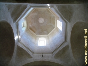 Cupola bisericii vechi a Mănăstirii Căpriana în perioada reconstrucţiei (2008)