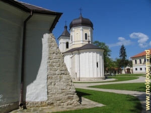Двор монастыря Каприяна